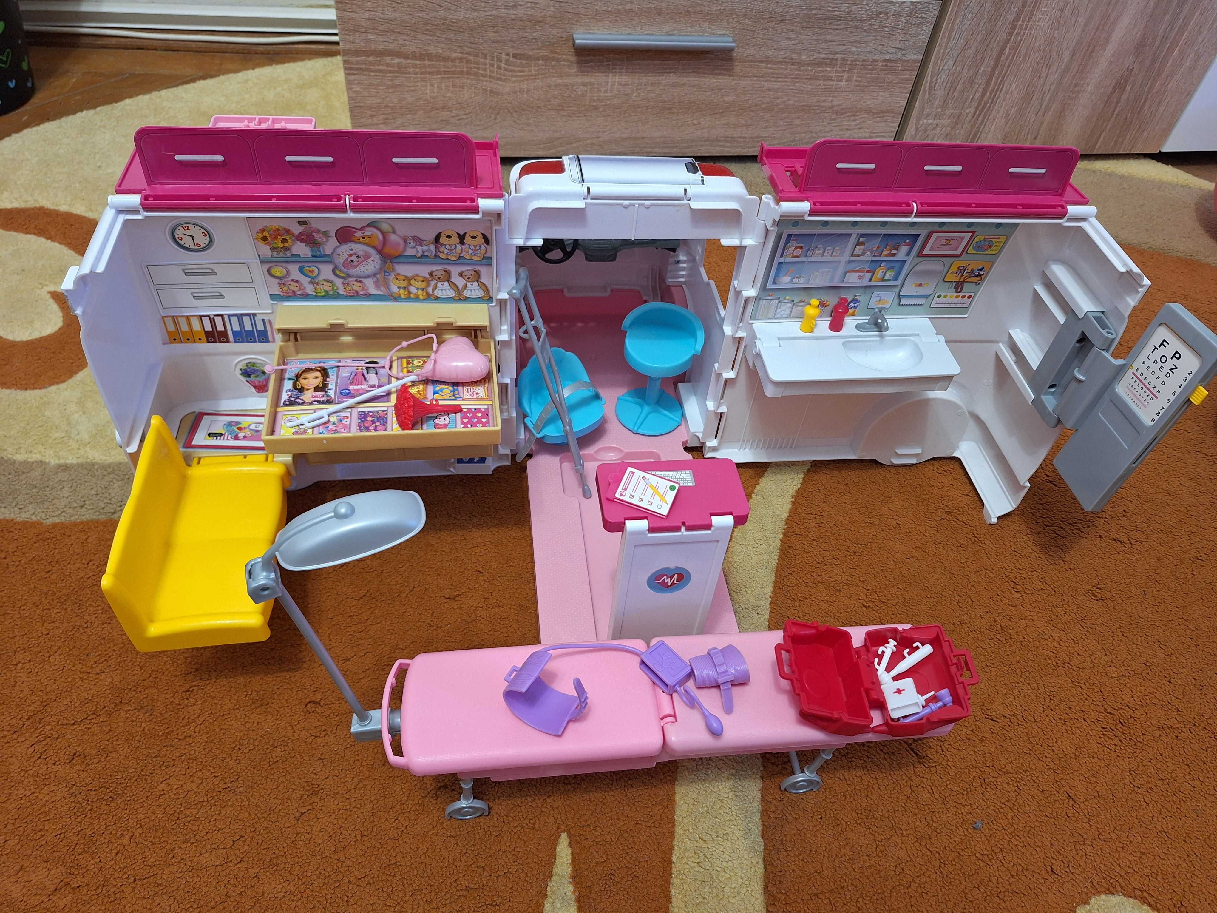 Ambulanta Barbie si set de machiaj Barbie Extra