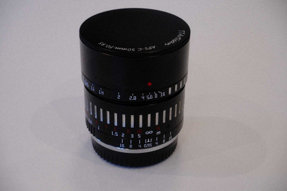 Обектив TTArtisan APS-C 50mm F0.95