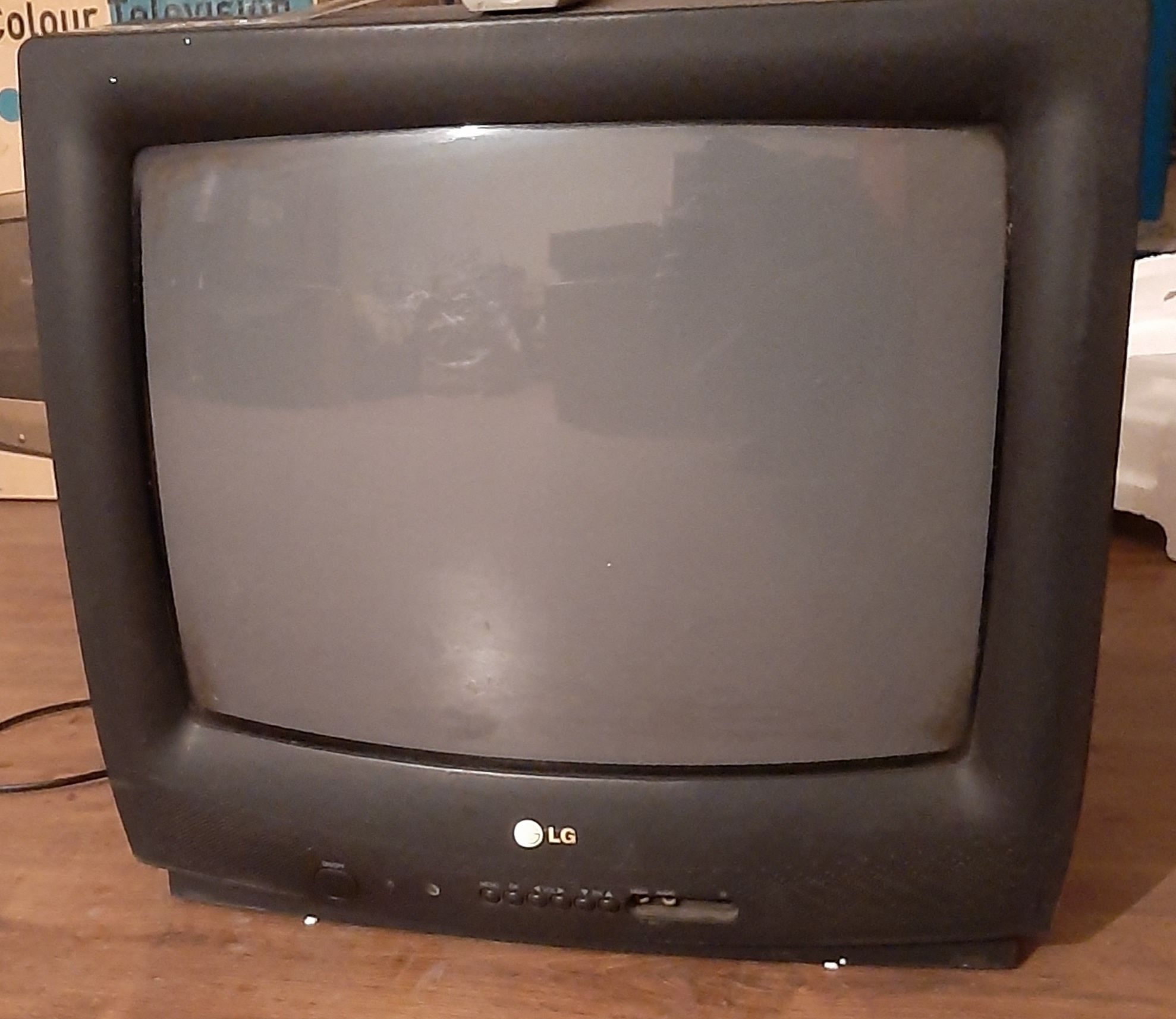 Продаётся цветной телевизор LG с пультом в хорошем состоянии.