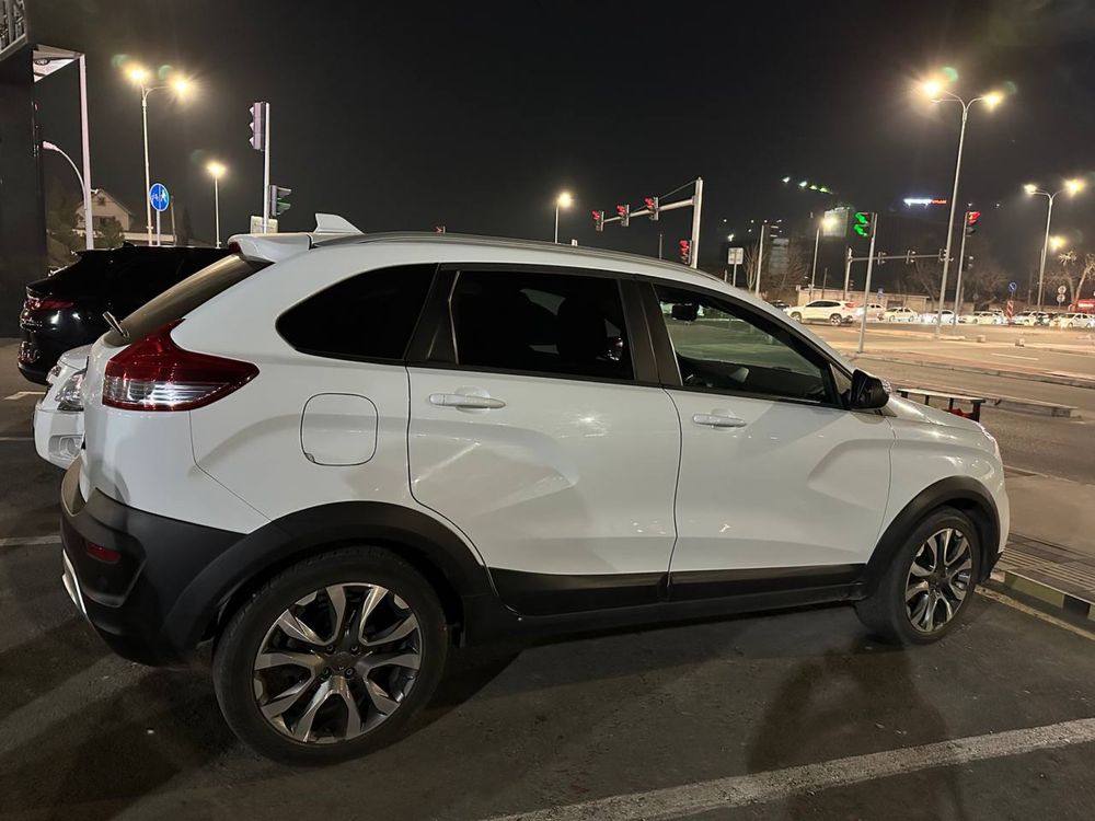 Белый Lada Xray Cross