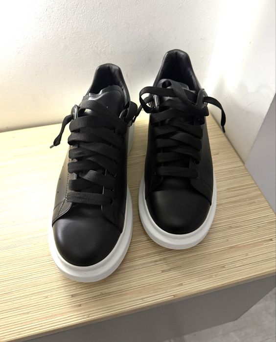 Adidasi Alexander Mcqueen !