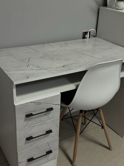 Маникюрный или письменный стол