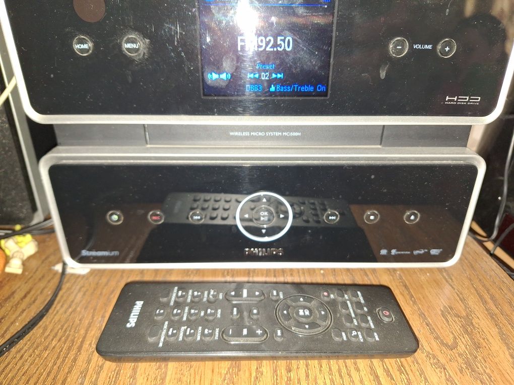 Sistem Philips cu hard disk boxe și telecomanda