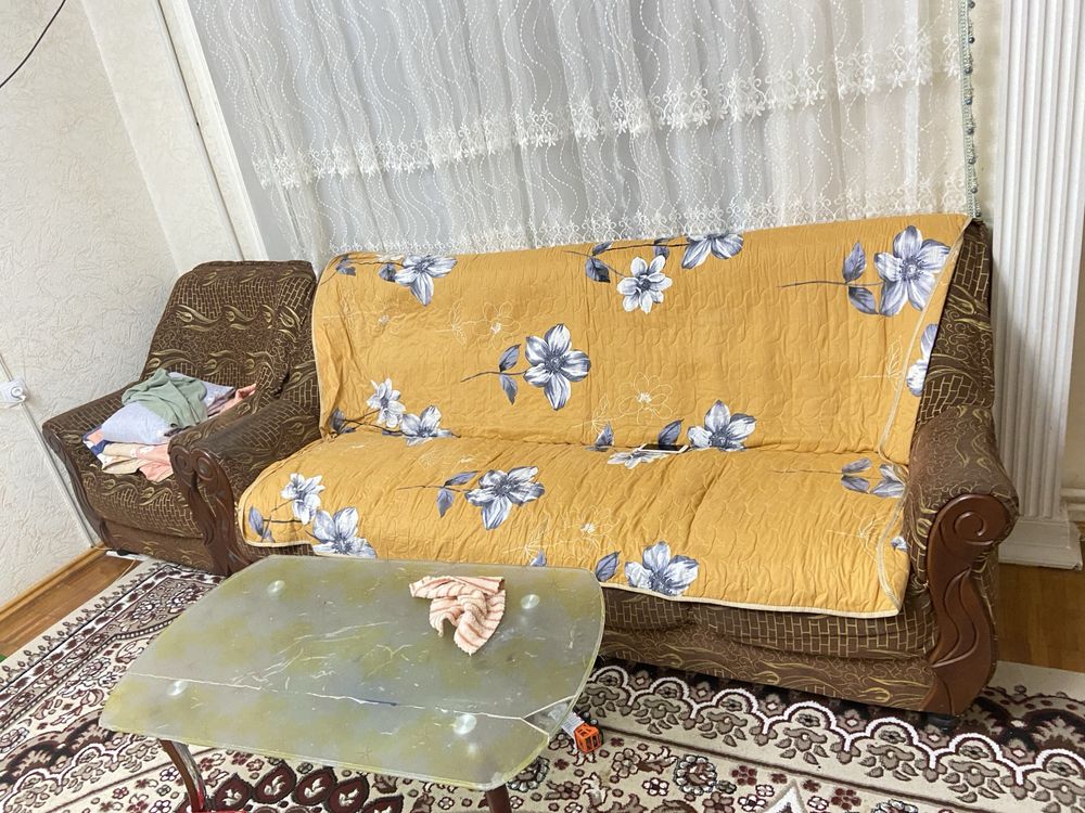 Mebil divan yaxshi holatda
