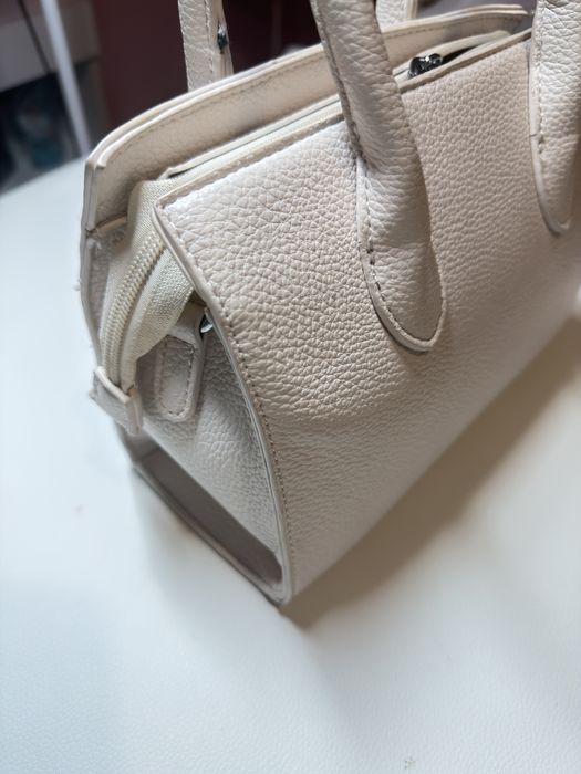 Бяла дамска чанта