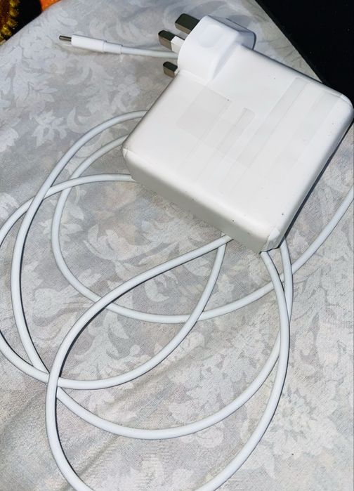 Macbook Air 2019 8/256 core i5 with all accessories..DM for details