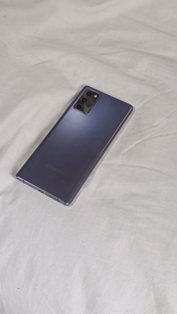 Samsung Galaxy Note 20 в отличном состоянии с чехлом