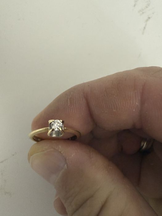 Продаю золотое кольцо с брильянтом