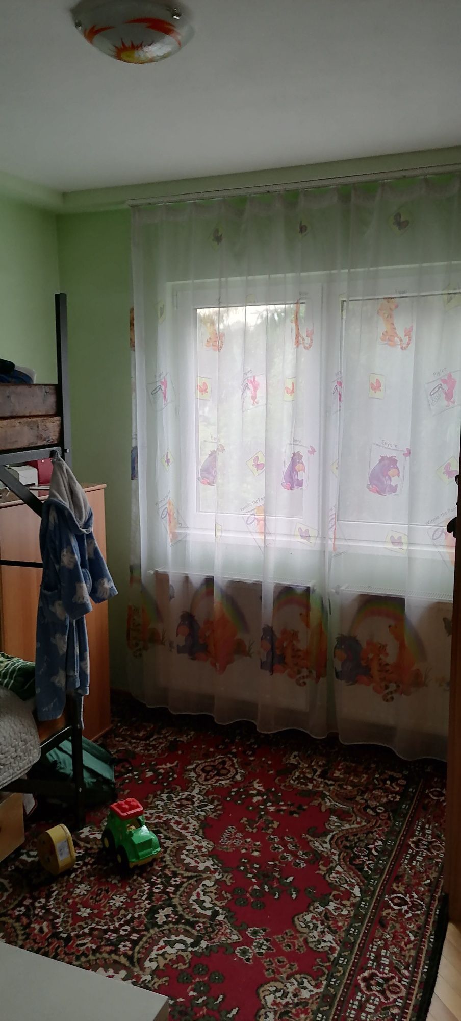 Vând apartament cu trei camere etajul 3