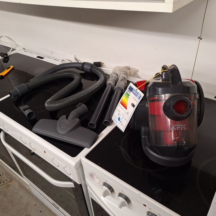 Прахосмукачка с контейнер внос от Германия - нова с нарушена опаковка