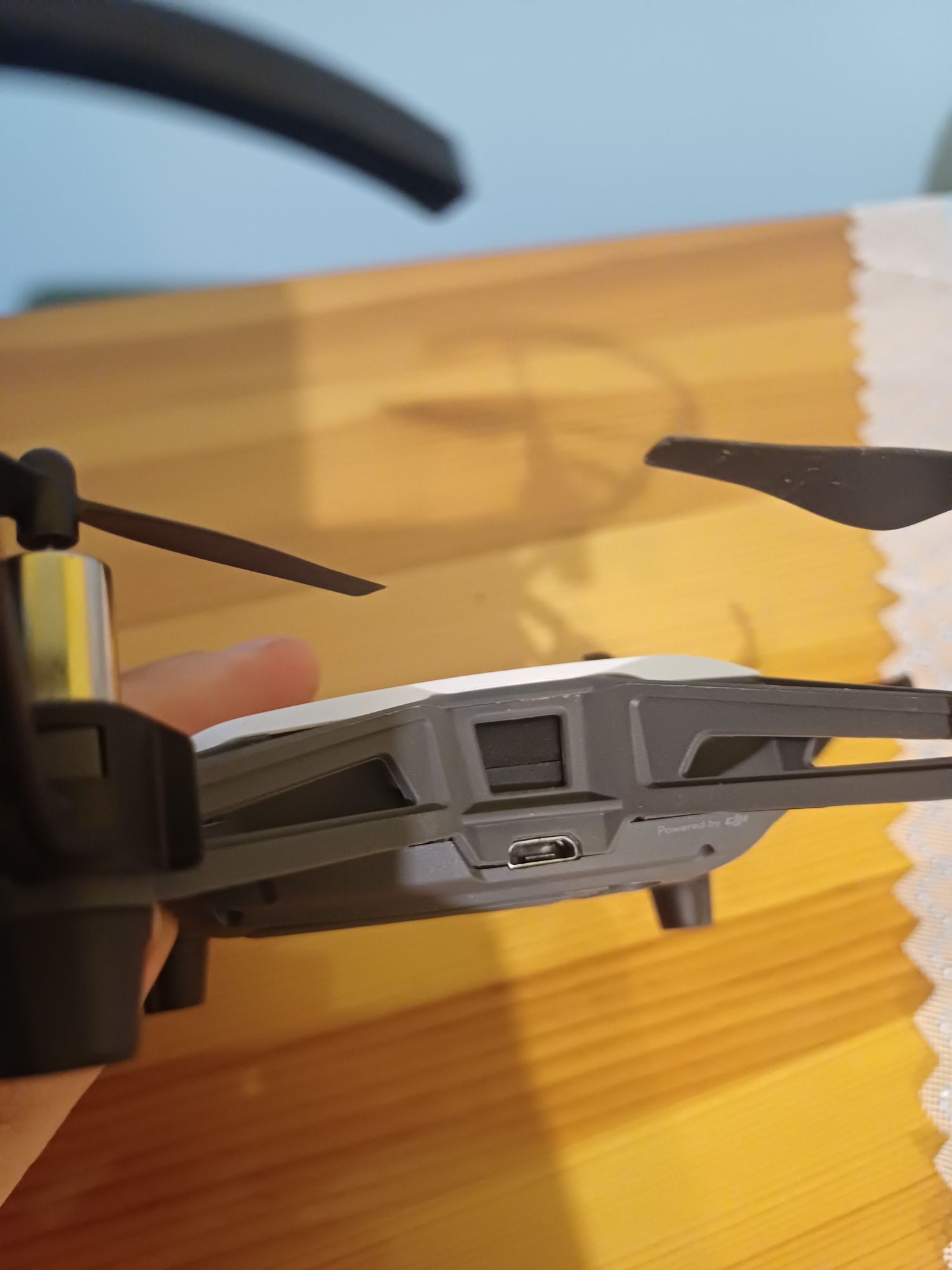 Дрон dji Tello със зарядно, перки и батерия