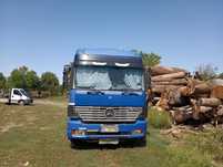 Camion forestier cu macara Mercedes Actros și remorca