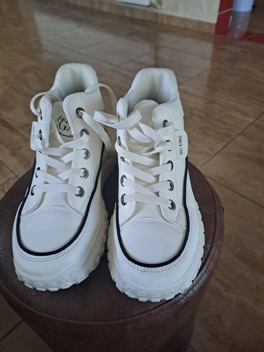 Ghete albe impecabile