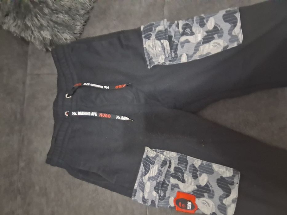 Vând pantaloni Hugo bape