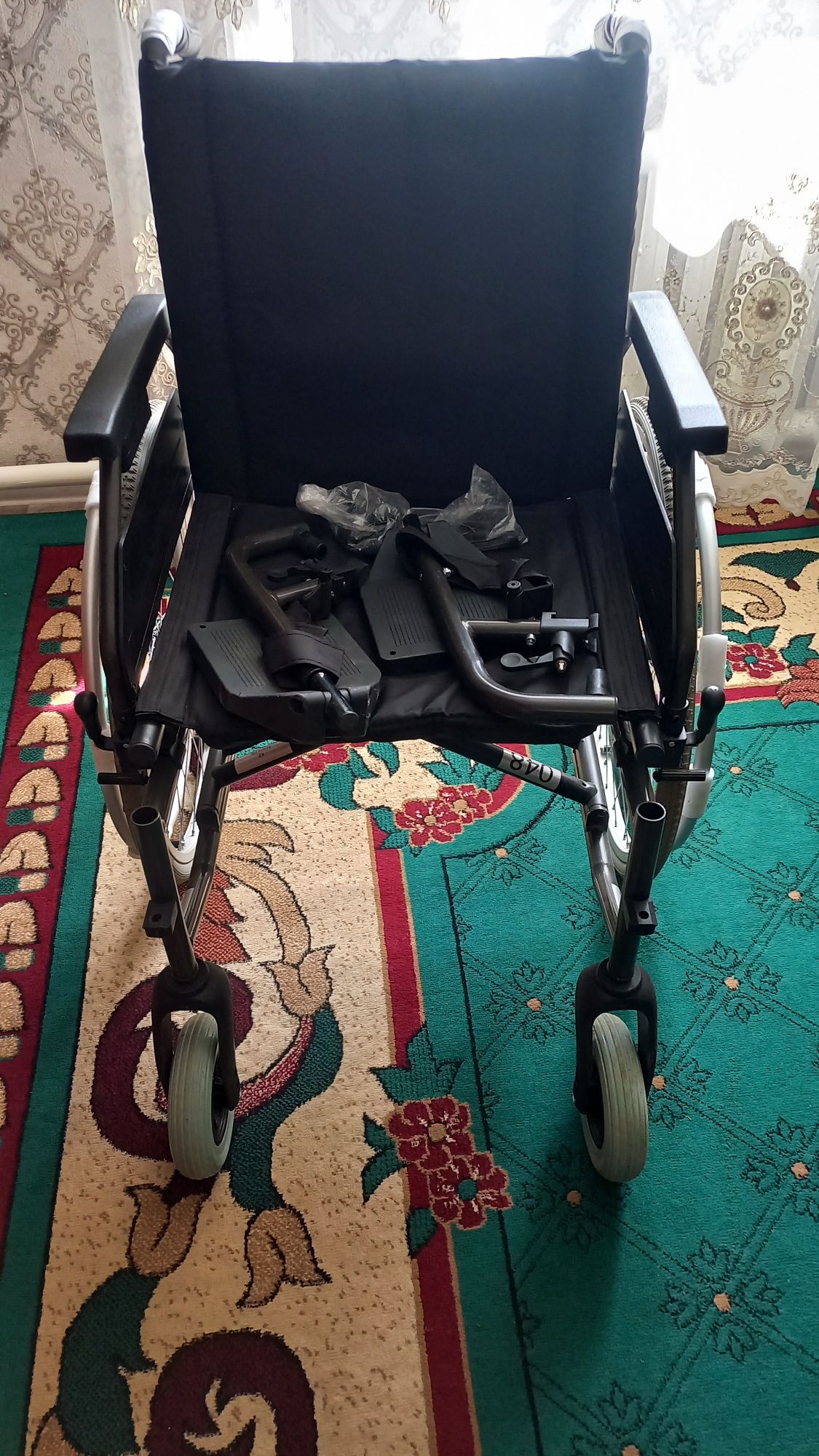 Продам инвалидную коляскa новый