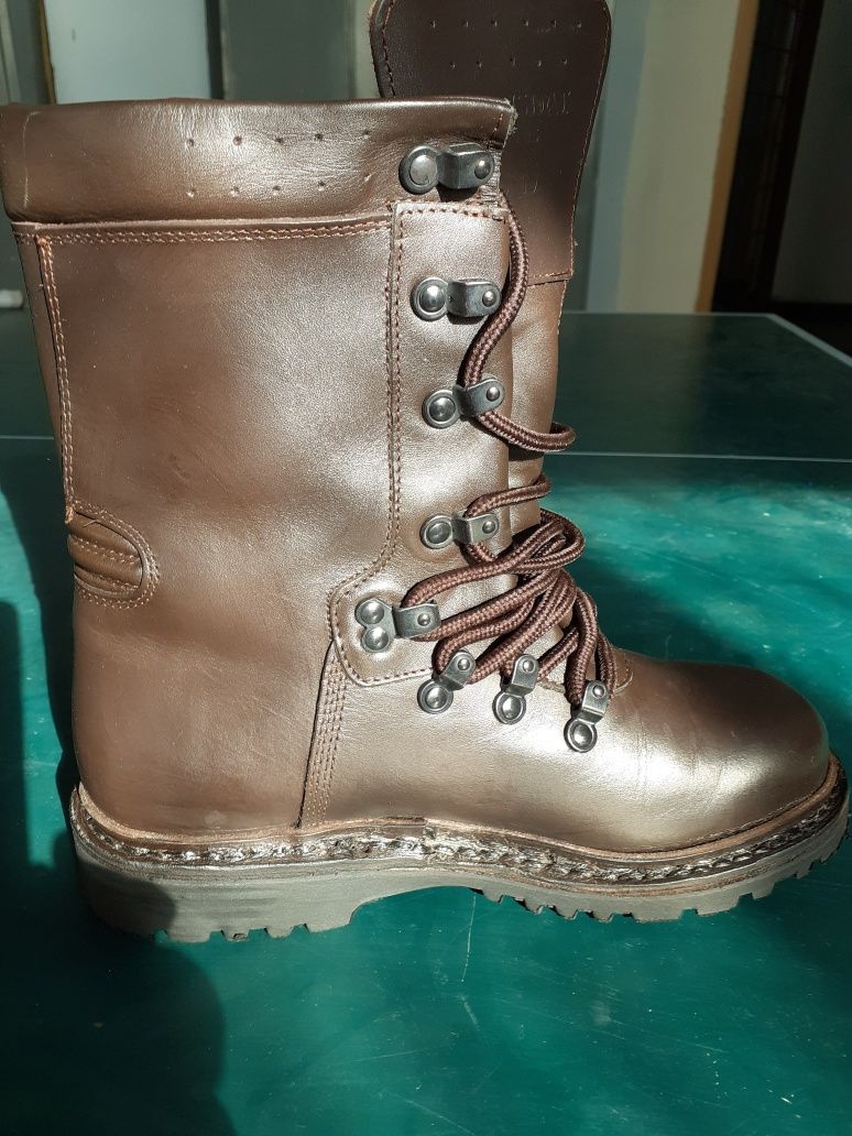 Bocanci militari .