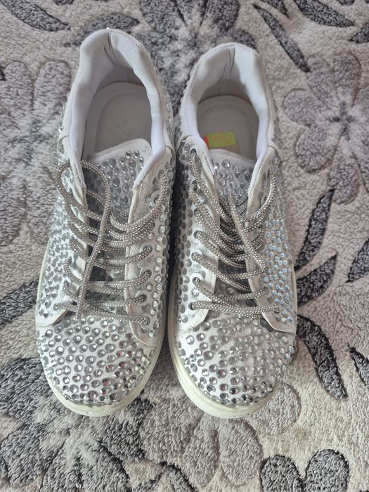 Бели кецове с камъчета