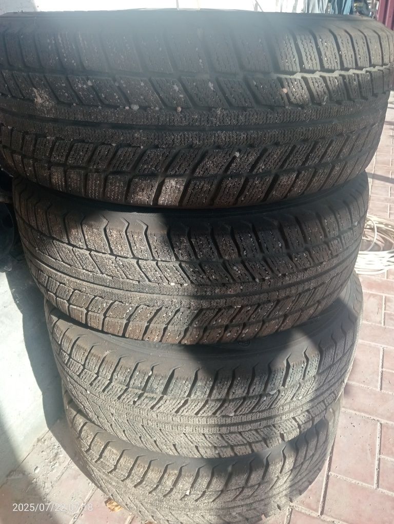 Продам почти новую зимней резину