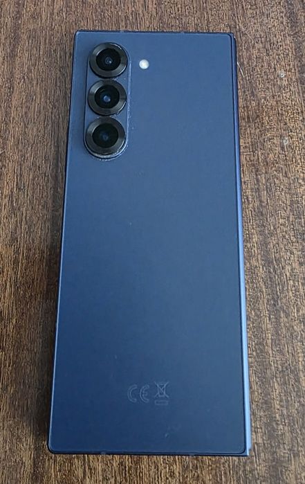 Продавам Samsung Galaxy Z Fold 6 (256) – като нов, с оставаща 1 година