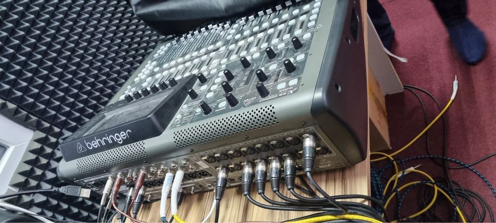 Продам микшерный пульт berenger X32 compac