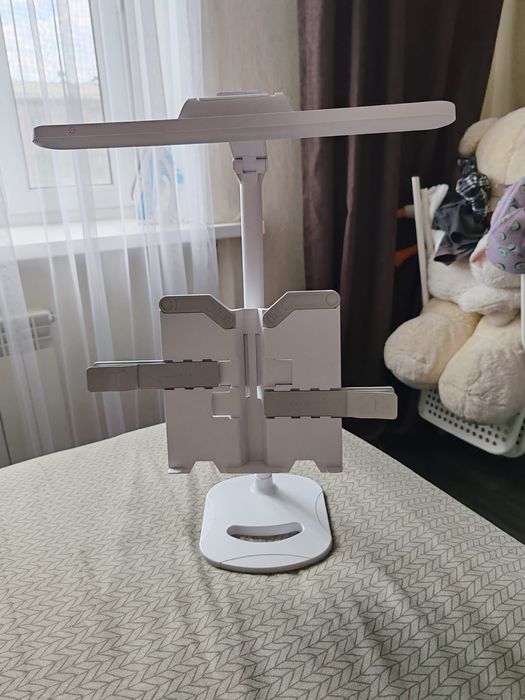 Подставка для книг и светильник