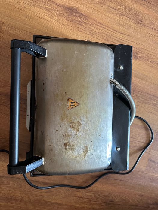 Професионален тостер грил с чугунени нагряващи плочи 220лв.