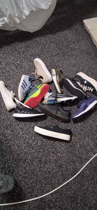 Vand adidasi 100 lei oricare pereche