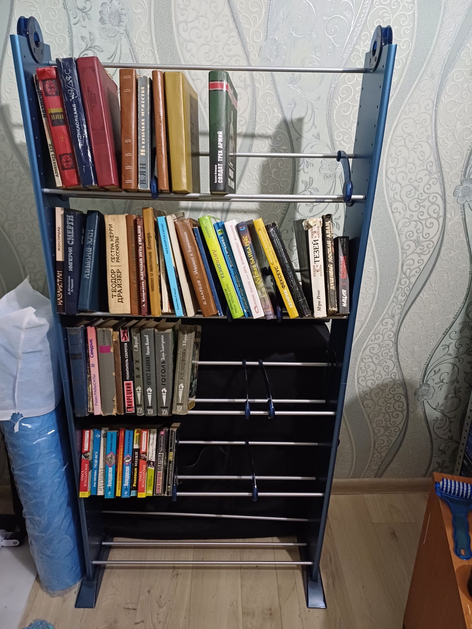 Полка с книгами.