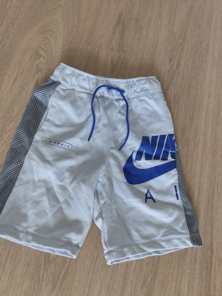 Къси гащи nike!!