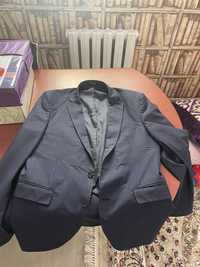 Продам темно-синий покоцанный жизнью пиджак