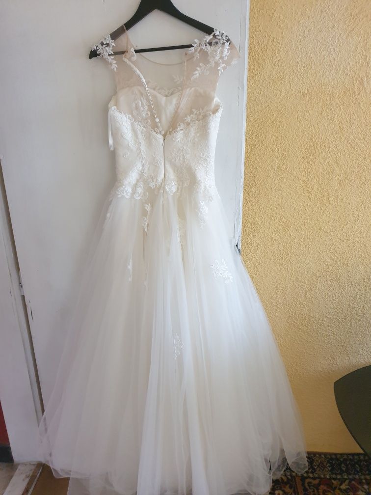 Сватбена рокля с френска дантела