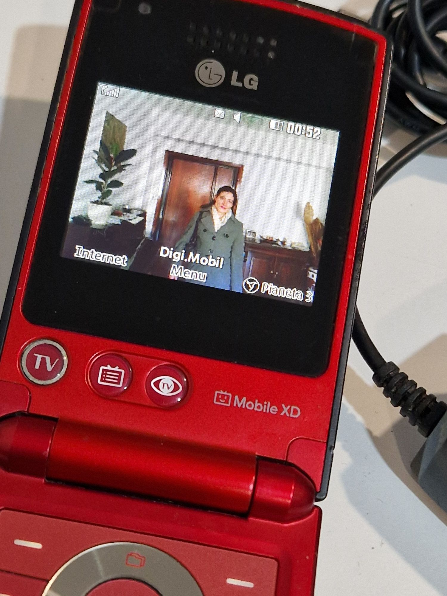 Super telefon cu clapeta Lg cu încărcător original