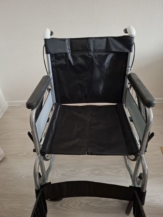 Продам инвалидную коляску новая