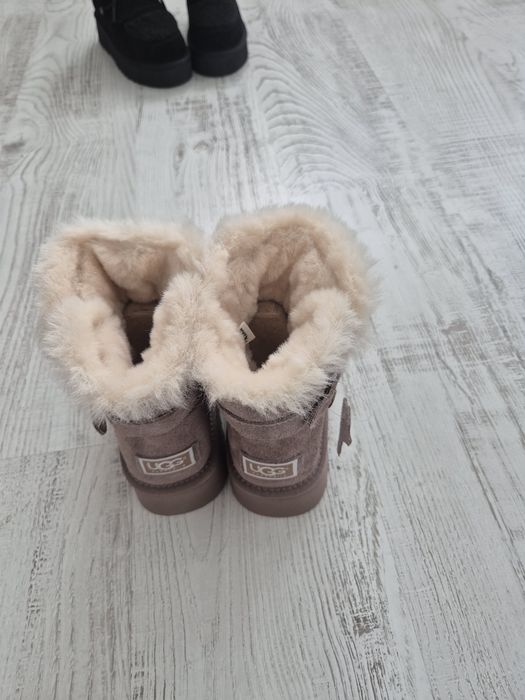 Botine bej UGG din piele naturala