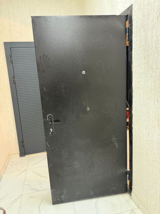 Входная дверь в хорошем состоянии