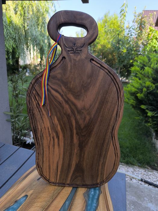 Vand tocator din lemn de nuc