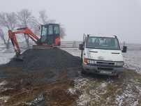 Miniexcavator kubota 2.7t si camiometa basculabila 3.5t