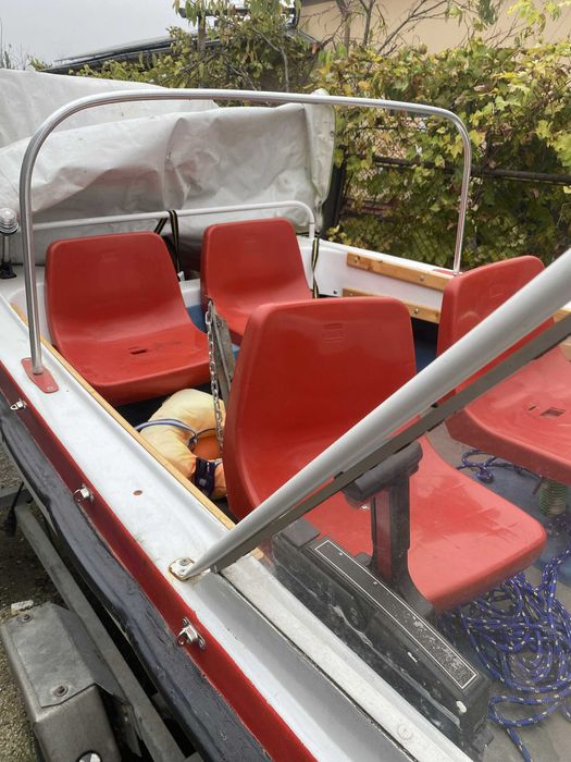 Vand barca 4m/1,6m cu motor defect fara piridoc