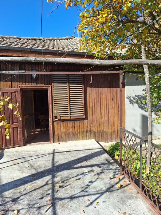 Продава се парцел с къща в с. Горна Диканя