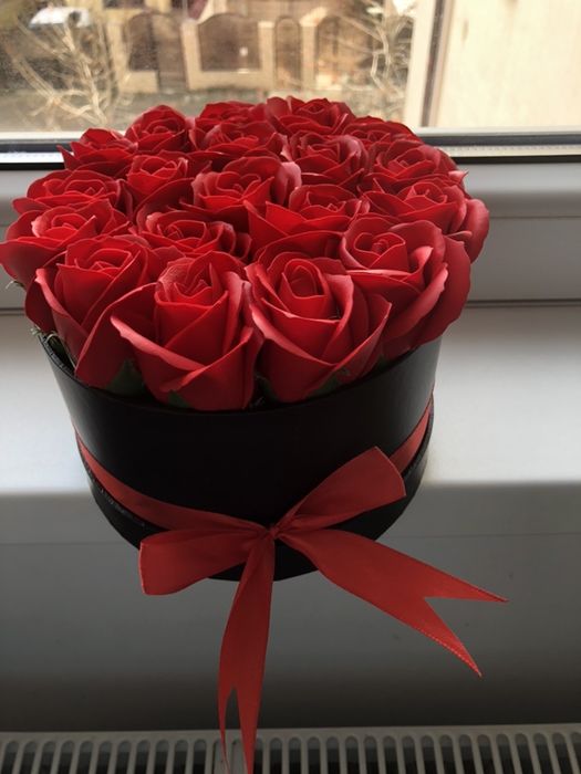 Cutie cu trandafiri rosii