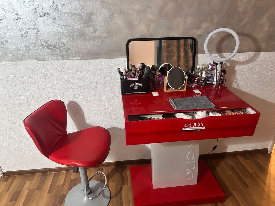 Măsuță machiaj + scaun + oglindă