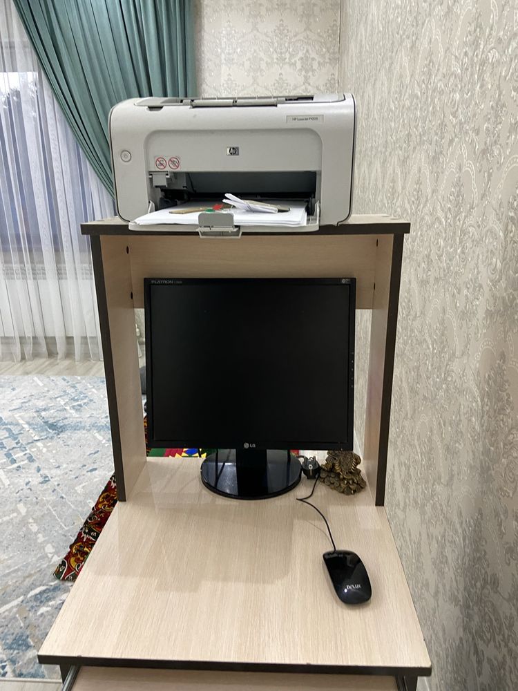 Компьютер,принтер и стол