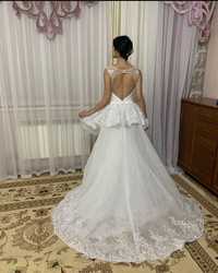 Свадебное платье продается. Размер 42-44,белый цвет