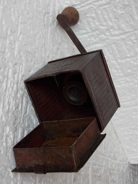 rasnita veche romaneasca,colectie,antichitati,obiecte comuniste,arta