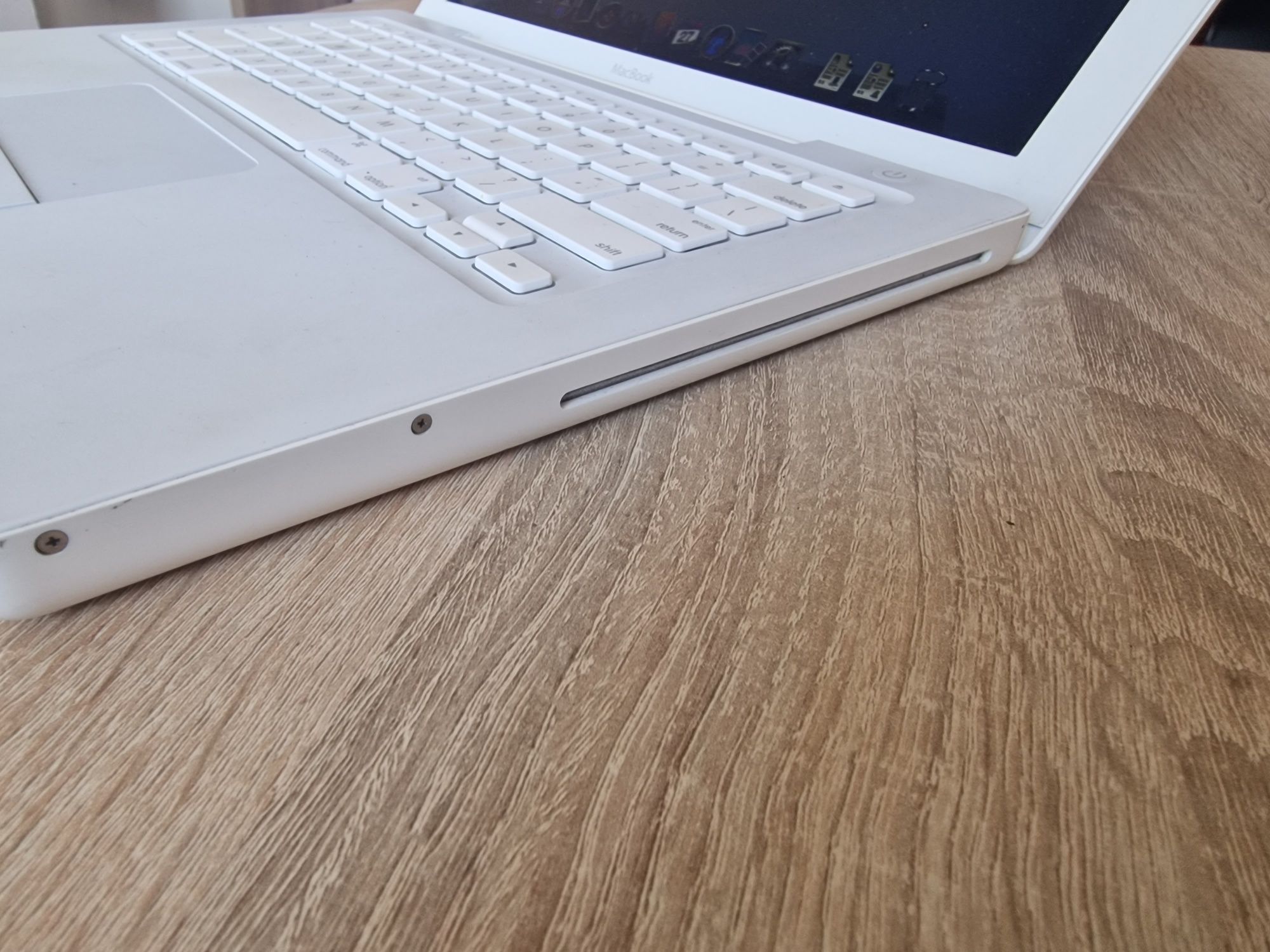 Apple MacBook 2008 13-Inch White