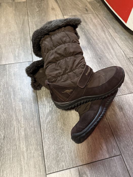 Vand doua perchi de cizme