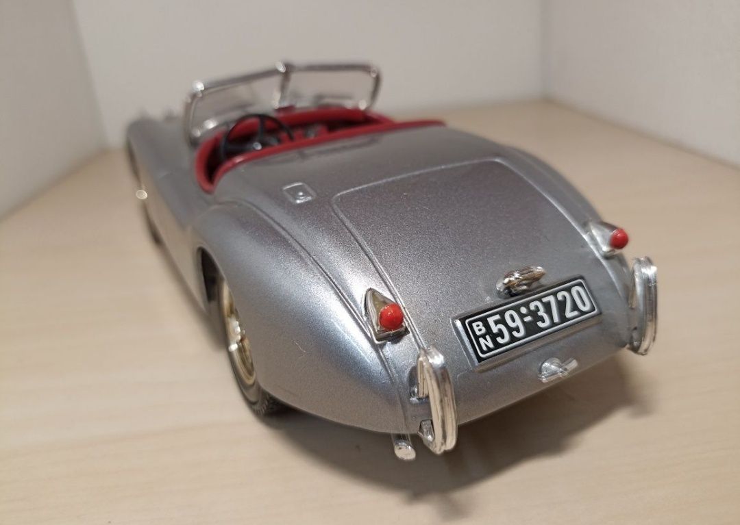 Jaguar XK120 macheta metalica scara 1 18 ERTL 
Scara 1:18
Produs de ER