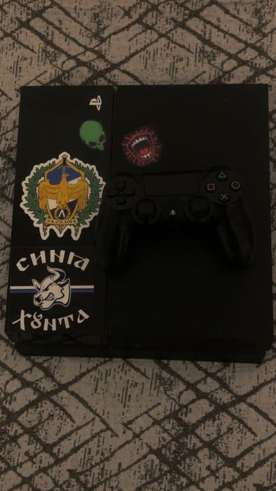 PlayStation 4 с игри и един джойстик