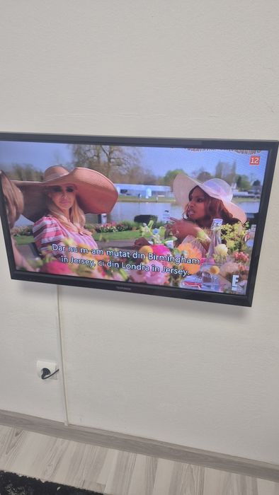 Vând TV 80 cm telefunken+suport perete.