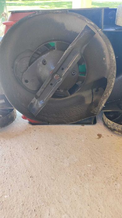 Mașină de tuns iarba Bosch Rotak